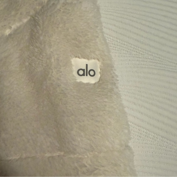 Alo Sherpa Snow Angel Puffer - Picture 6 of 7